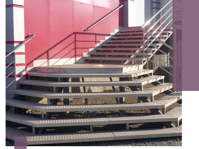 Лестницы для магазина в Устях-Лабинске — изготовление и монтаж