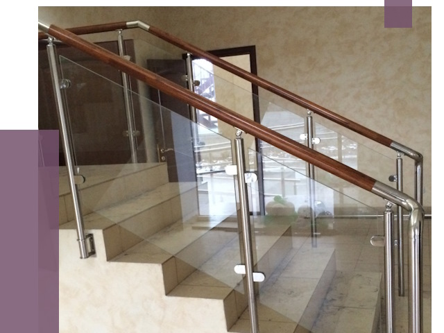 Комбинированные перила из металла и дерева в Устях-Лабинске